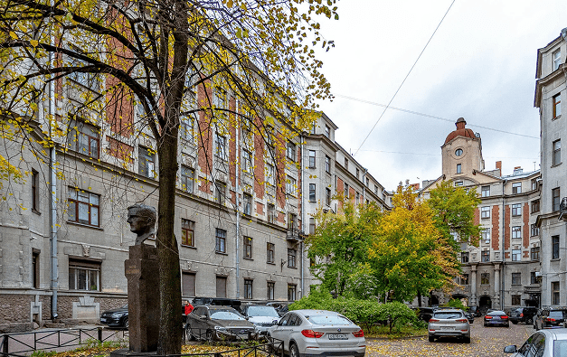 Двор дома Бенуа на улице Кронверкской
